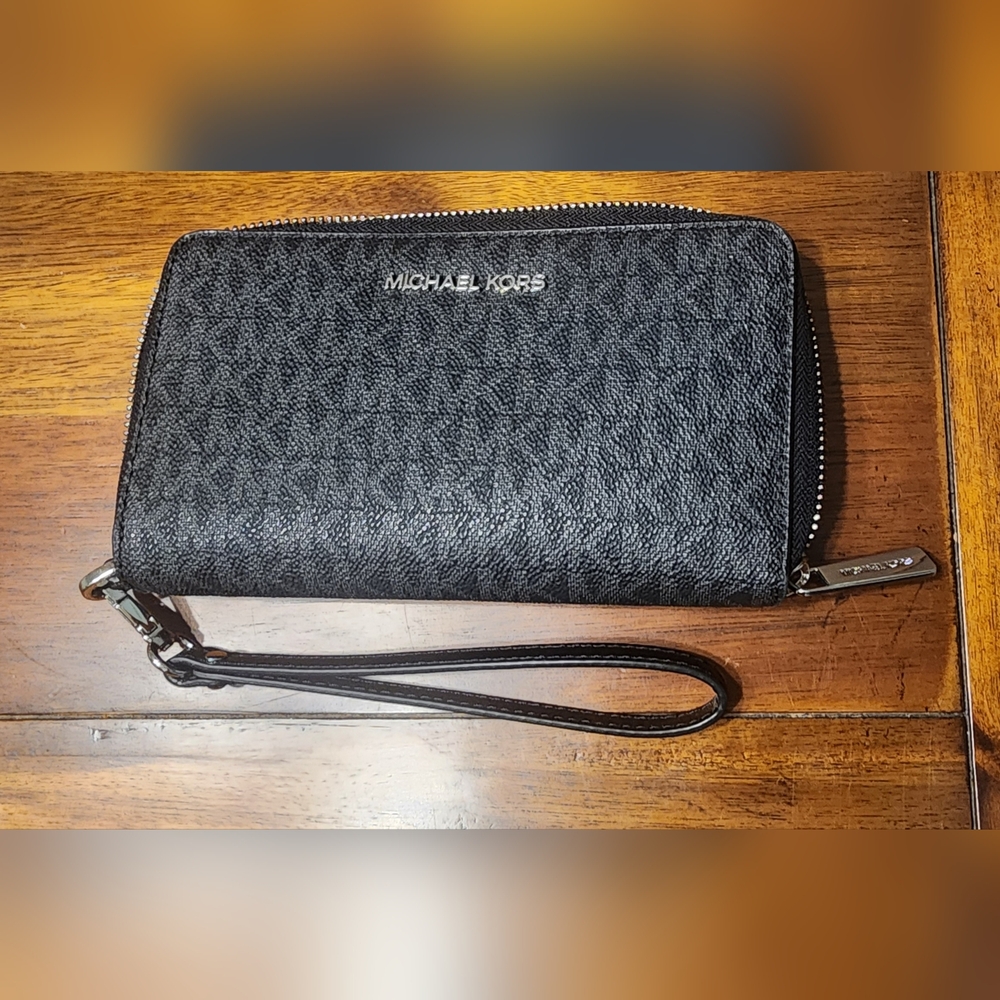 Michael Kors Jet Set Wristlet